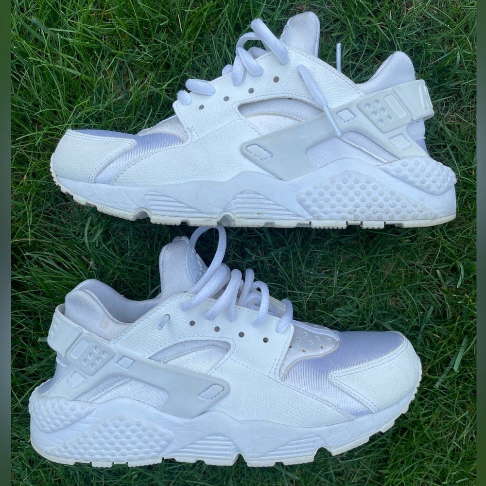 All white women’s huarache size 7.5.